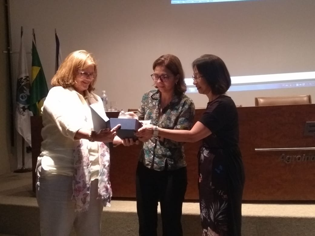 Fotografias das Professoras Elen Vasques Pacheco e Leila Visconte recebendo o Prêmio nas dependências da Embrapa, 2020