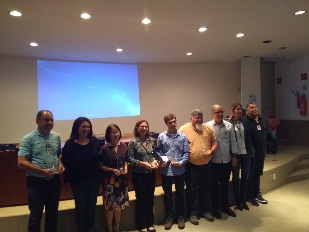 Fotografia do recebimento do Prêmio pelos participantes do Projeto: INT, EMBRAPA e UFRJ em 2020